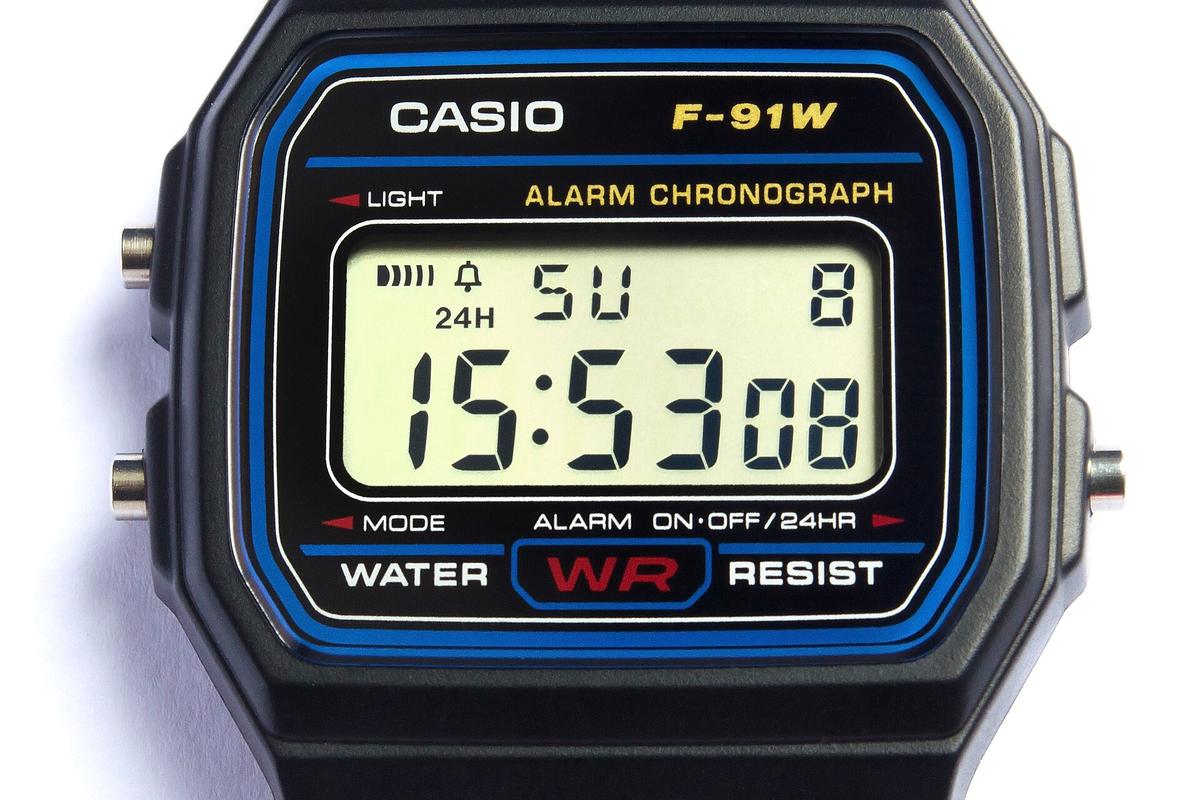 Casio F-91W izbliza: digitalni sat od 21 grama koji kod uvoznika košta 2.500 dinara. Foto: Multicherry, CC BY-SA 4.0.
