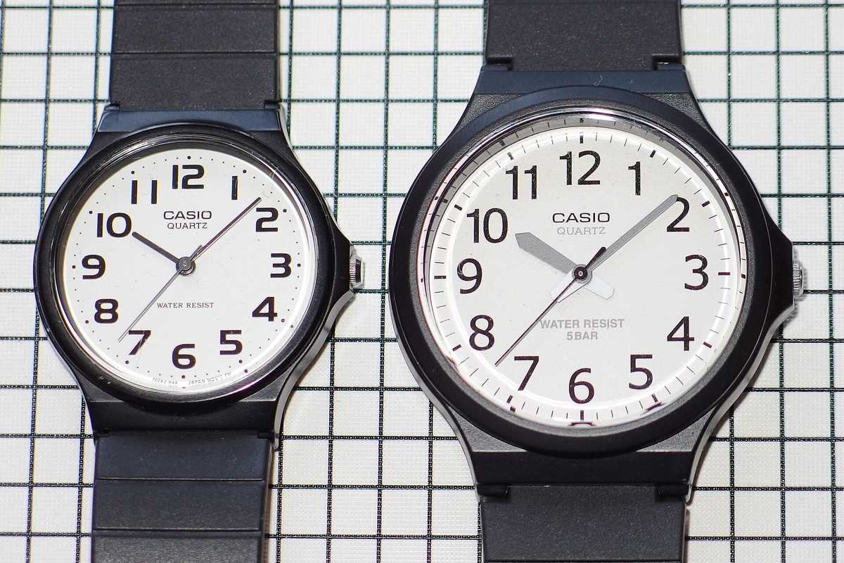 Levo Casio MQ-24, desno MW-240. Isti raspored brojčanika, a razlika u veličini kućišta se vidi na mreži od jednog centimetra.