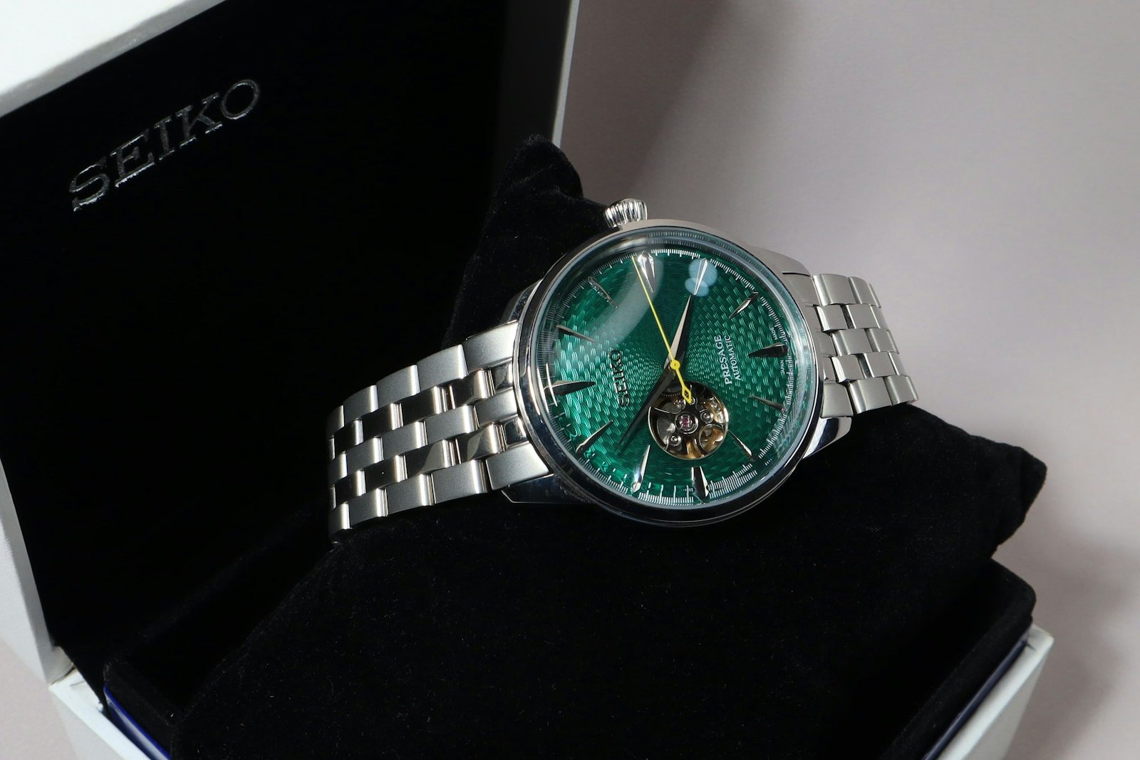 Seiko Presage Cocktail Time sa otvorenim srcem i zelenim brojčanikom, na čeličnoj narukvici, u Seiko kutiji
